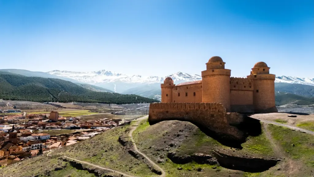 Vista exterior de las murallas y accesos del Castillo de La Calahorra en Granada para la reserva de entradas gratuitas