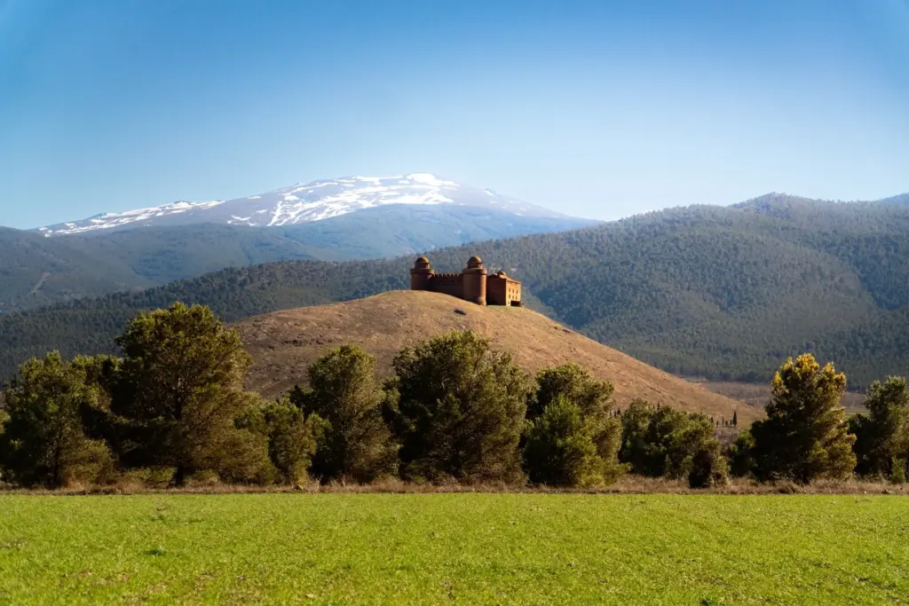 Vista del Castillo de la Calahorra con la sierra de fondo