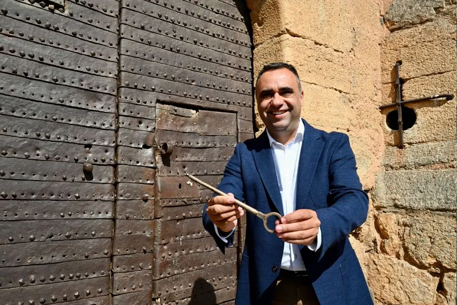 El presidente de la Diputación con las llaves del Castillo