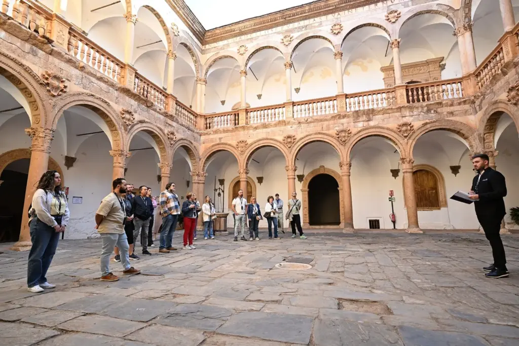 Visitantes dentro del patio del Castillo de la Calahorra